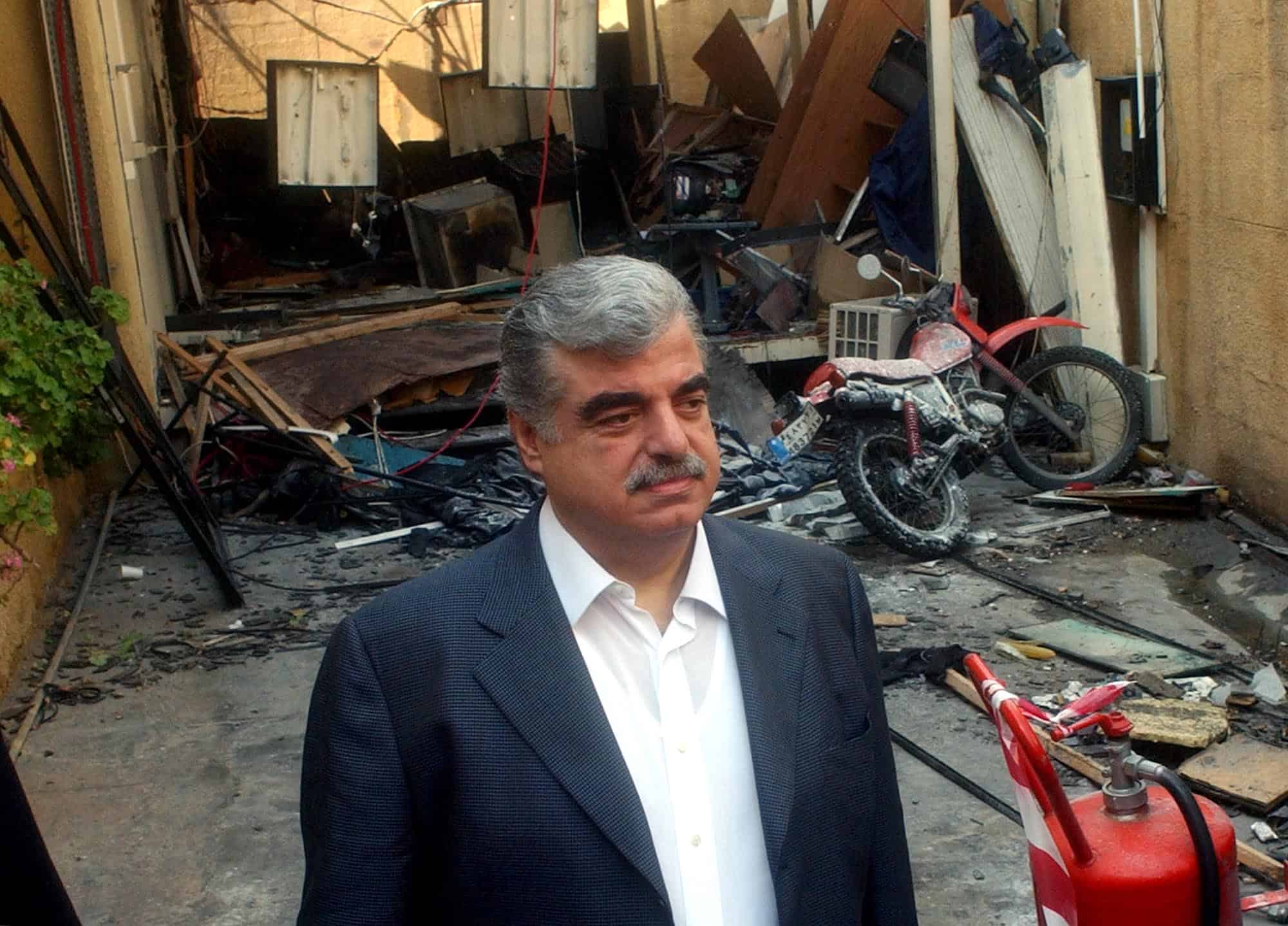 רפיק אל-חרירי, 2003, ליד תחנת הטלוויזיה שלו שהותקפה בטילים ע&quot;י אלמונים (צילום: AP Photo/str)