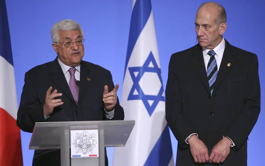 ראש הממשלה אולמרט ויושב הרשות הפלסטינית עבאס, יולי 2008 (צילום: Jacques Brinon, AP)