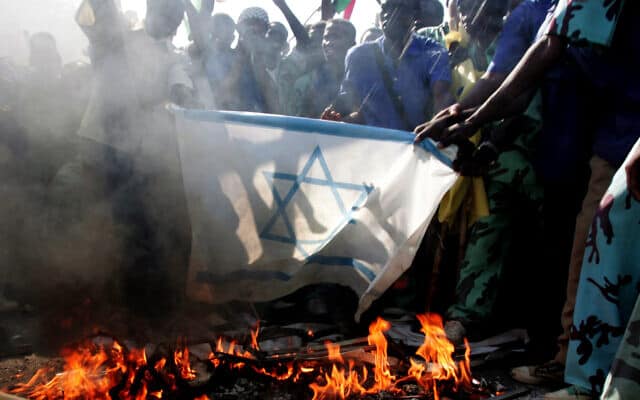 סטודנטים סודנים שורפים את דגל ישראל בעת הפגנה בחרטום נגד התקיפות של ישראל בעזה. סודאן 2008 (צילום: (AP\ עבד ראוף))