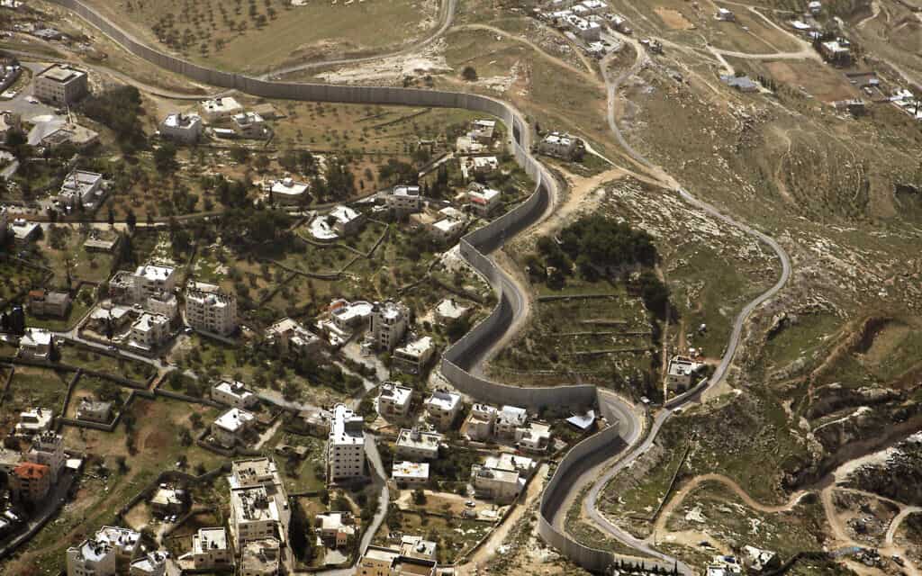 הגדר המפרידה בין שטח ירושלים (מימין) לאבו דיס (משמאל), ארכיון, 2009 (צילום: AP Photo/Ariel Schalit)