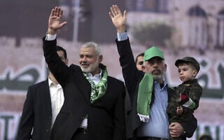אסמאעיל הנייה ויחיא סנוואר בעזה, בתהלוכת 30 שנה לחמאס. 14 בדצמבר 2017 (צילום: AP Photo/Khalil Hamra) אסמאעיל הנייה ויחיא סנוואר בעזה, בתהלוכת 30 שנה לחמאס. 14 בדצמבר 2017 (צילום: AP Photo/Khalil Hamra)