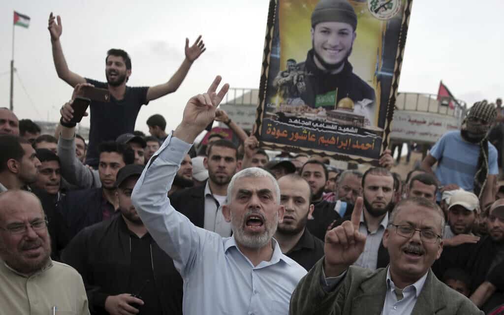 יחיא סנוואר (במרכז בחולצה בהירה) (צילום: AP Photo/ Khalil Hamra) יחיא סנוואר (במרכז בחולצה בהירה) (צילום: AP Photo/ Khalil Hamra)