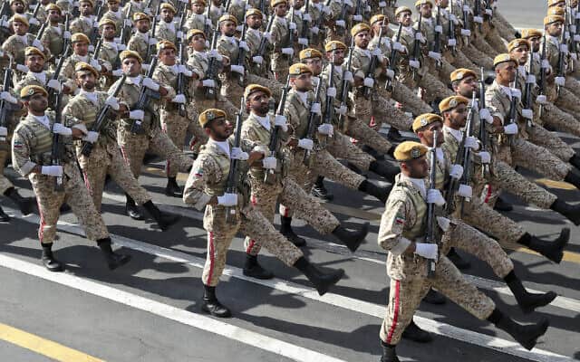 מצעד של כוחות הצבא האיראני לציון 39 שנה לפתיחת מלחמת איראן-עירק. ספטמבר 2019 (צילום: (Iranian Presidency Office via AP))