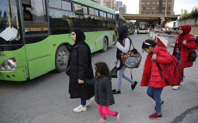 פליטים סורים בדרכם הביתה מלבנון (צילום: AP Photo/Hussein Malla)