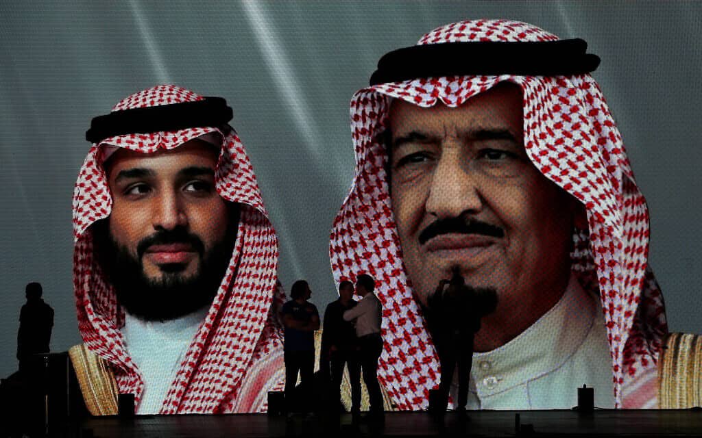 תמונותיהם של הנסיך הסעודי בן סלמאן ואביו מוקרנות באירוע ספורט בסעודיה (צילום: AP Photo/Amr Nabil)