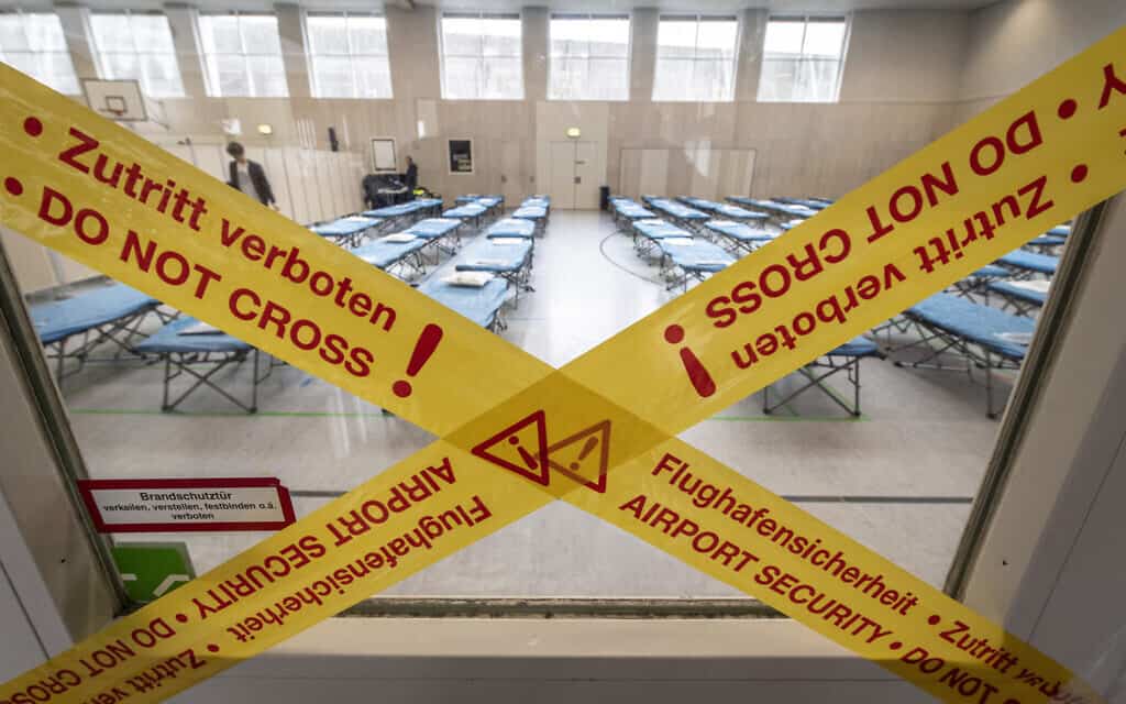 הכנה להסגר בשדה התעופה בפרנקפורט (צילום: Boris Roessler/dpa via AP, File)