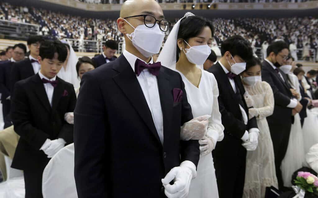 תפילה בחתונה המונית בדרום קוריאה, לאור התפרצות הקורונה באסיה (צילום: AP Photo/Ahn Young-joon)