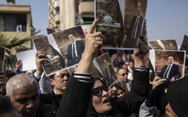 תומכיו של נשיא מצרים לשעבר חוסני מובארק מניפים את תמונתו בקהיר, 26 בפברואר 2020 (צילום: Nariman El-Mofty, AP)