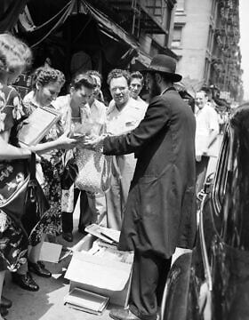 מוכר חרדי מושך קהל פוטנציאל של נשים עם סחורת הגרביונים שלו ברחוב אורקרד בלואר איסט סייד של ניו יורק, יולי 14, 1947 (צילום: AP Photo\ אד פורד)