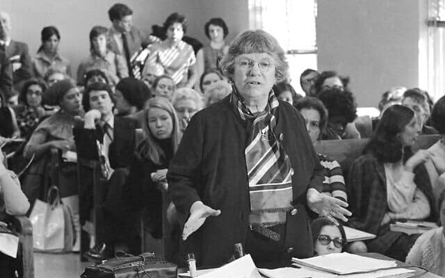 האנתרופולוגית מרגרט מיד מדברת לפני ועדה מחוקקת במסצ&#039;וסטס, שדנה בהצעת חוק המאפשרת לבני נוער לבקש סיוע רפואי ללא הסכמה הורית, בוסטון, 2 במרץ 1971 (צילום: AP)