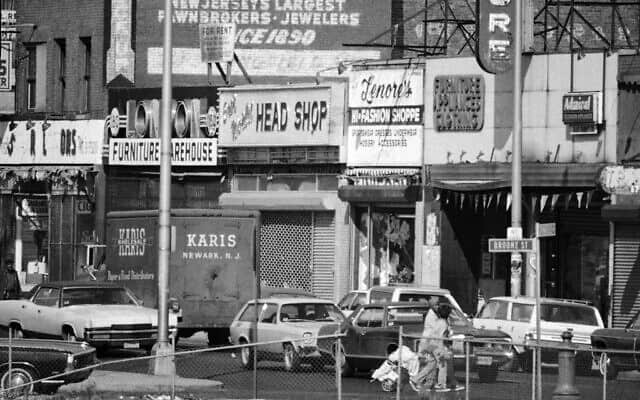 שדרות ספרינגפילד בניוארק, ניו ג&#039;רזי, 1 במאי 1974, נקודת מוקד של מחאות קשות ב-1967. השקט שולט ברחוב ובבניינים, אבל החנויות הריקות והפערים בין הבניינים מראים על ההשפעה של המחאה, השריפות וההרס במשך השנים (צילום: AP Photo\ ג&#039;רי מוסיי)