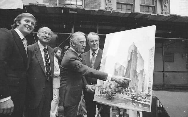 המושל יו קארי מצביע על תוכניות בית המלון היאט ניו יורק/מרכז הכנסים, 28 ביוני 1978, בטקס החניכה. משמאל: דונלד טראמפ, בנו של המפתח העירוני פרד טראמפ; ראש עיריית ניו יורק אד קוץ&#039;; קארי; ורוברט דורמר, סגן מנהל מחלקת הפיתוח העירוני (צילום: AP)