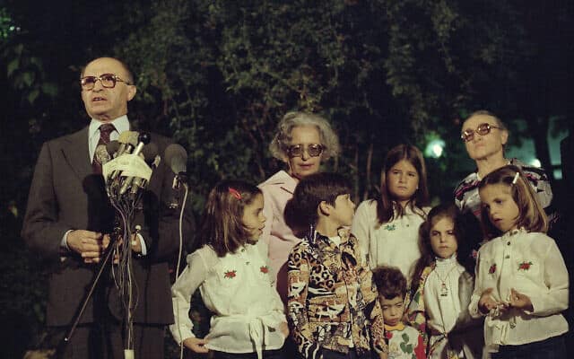 מנחם בגין ונכדיו, לאחר שהתבשר על הזכייה בפרס נובל לשלום, 1978 (צילום: AP Photo/Max Nash)