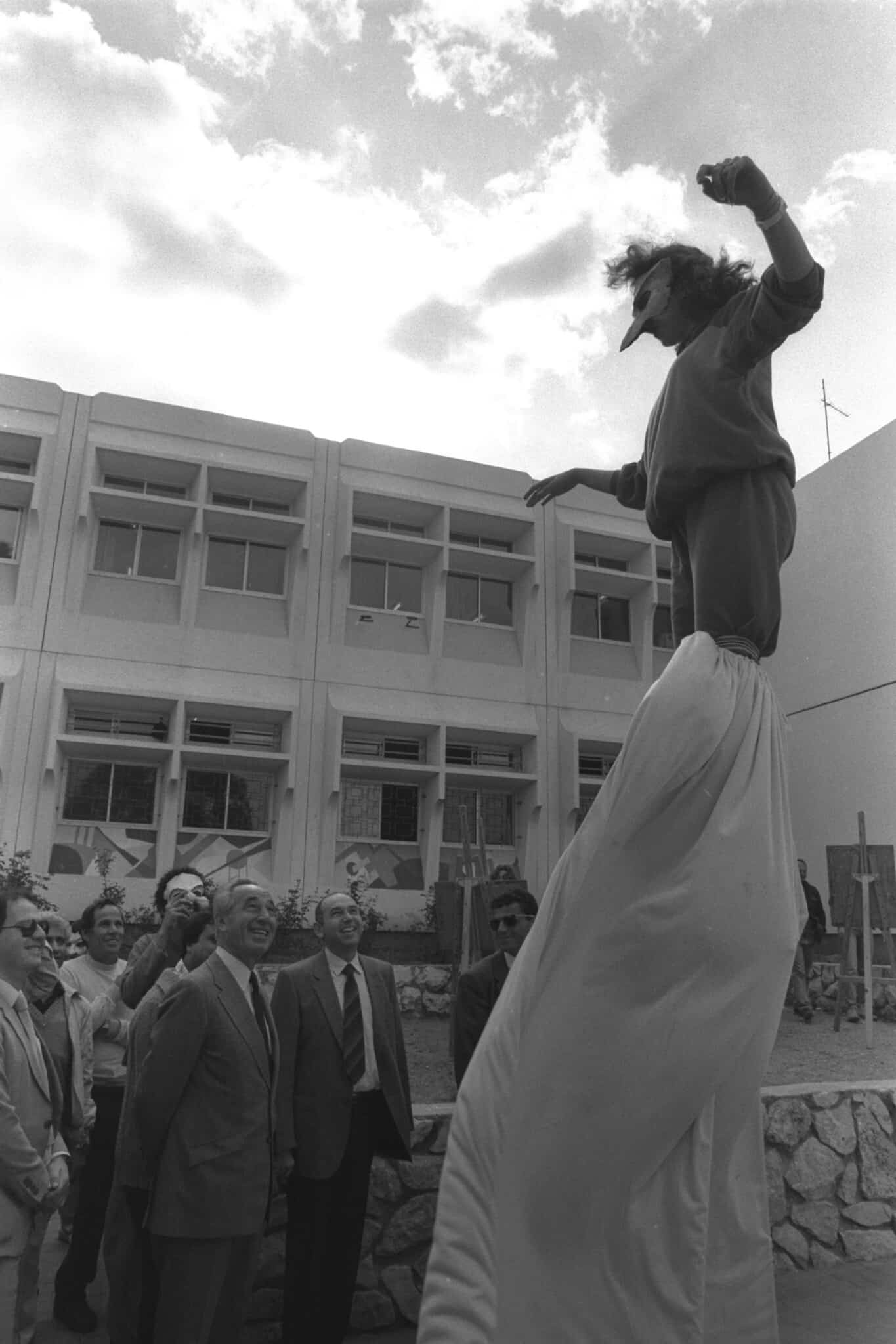 תצלום ארכיון: תלמיד בתלמה ילין מציג בפני שמעון פרס (צילום: לע