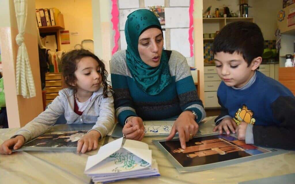 אילוסטרציה: תלמידים לומדים בבית ספר 'יד ביד', שם תכנית הלימודים היא בעברית ובערבית. למצולמים אין קשר לנאמר בכתבה (צילום: באדיבות דבי היל)