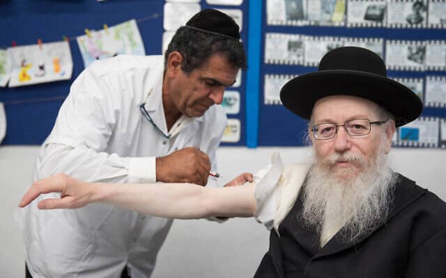 שר הבריאות, יעקב ליצמן, מקבל חיסון נגד שפעת (צילום: Hadas Parush/Flash90)