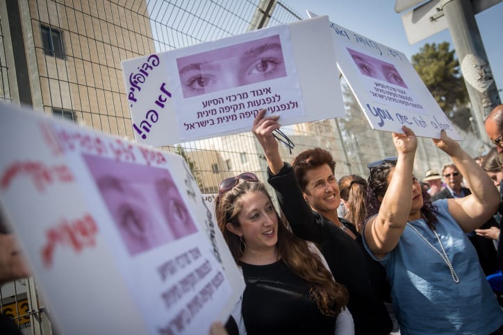 הפגנה למען הסגרתה של מלכה לייפר לאוסטרליה ליד בית המשפט המחוזי בירושלים במרץ 2019 (צילום: יונתן זינדל, פלאש 90)