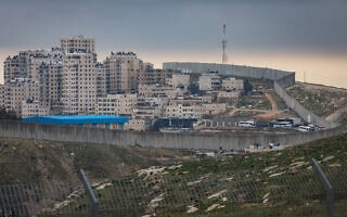 אבו דיס, מעבר לחומה (צילום: Olivier Fitoussi/Flash90) אבו דיס, מעבר לחומה (צילום: Olivier Fitoussi/Flash90)