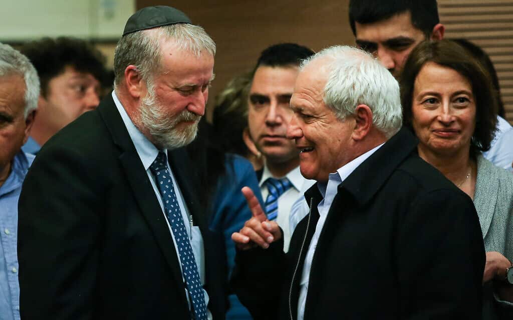 חיים כץ ואביחי מנדלבליט בוועדת הכנסת, אחרי שבקשת החסינות של כץ עברה בוועדת הכנסת. 4 בפברואר 2020 (צילום: פלאש90)