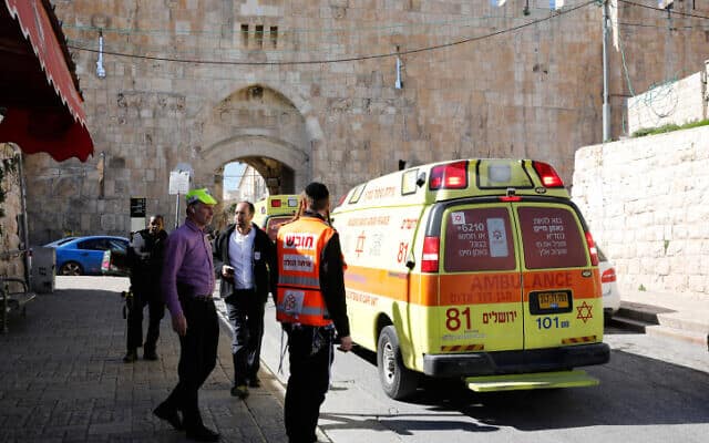 כוחות סיוע בזירת ההתרחשות בעיר העתיקה בירושלים, 6 בפברואר 2020 (צילום: אוליבייה פיטוסי, פלאש 90)