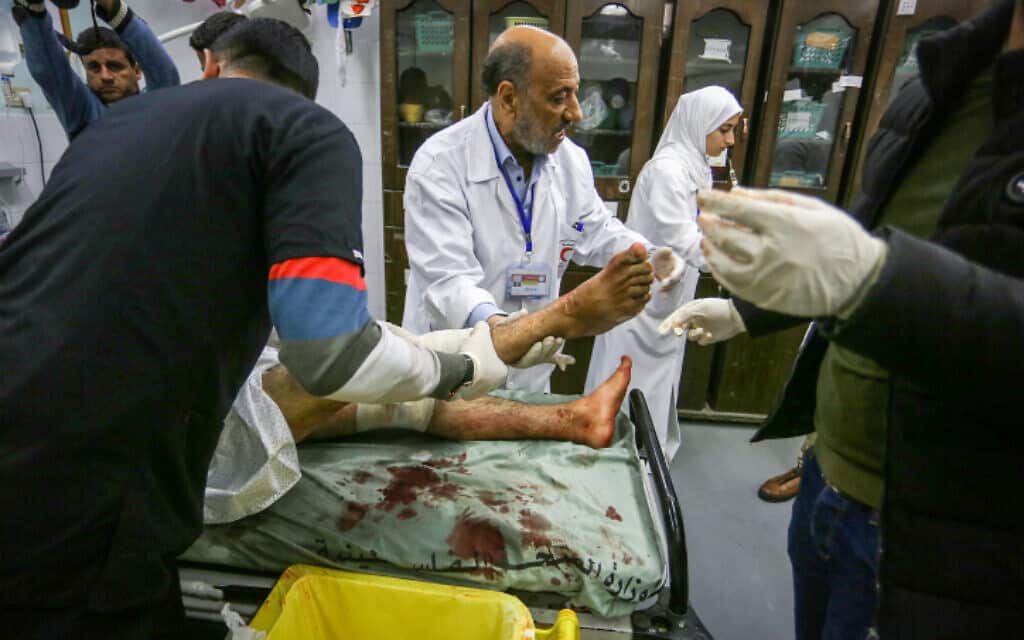 פלסטיני שנפצע מאש צה&quot;ל כשניסה לאסוף גופות של אנשי הגיהאד האסלאמי שנהרגו בגבול עזה ישראל, 23 בפברואר 2020 (צילום: Abed Rahim Khatib/Flash90)