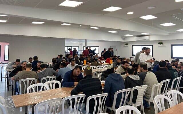 תלמידי ישיבת איתמר, בצפון הגדה המערבית, אוכלים ארוחת צהריים, 30 בינואר 2020 (צילום: יעקב מגיד/Times of Israel)