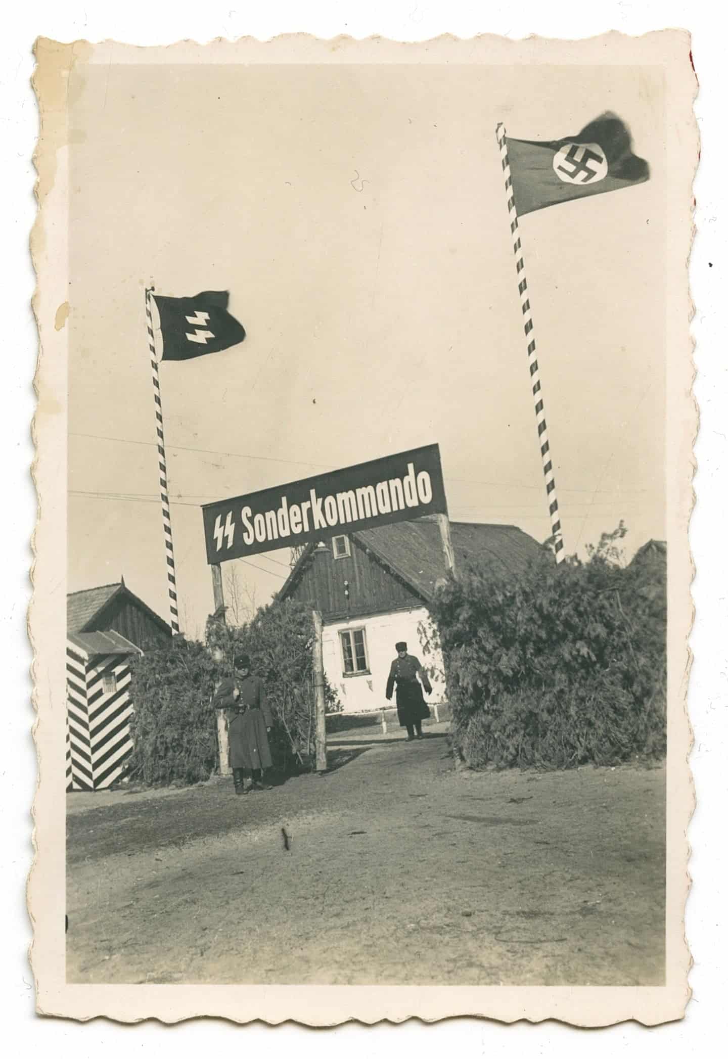 הכניסה לסוביבור עבור קורבנות שהחכו ברגל או לקחו עגלות אל המחנה (צילום: אוסף הפושע מסוביבור, המוזיאון לזכר השואה של ארצות הברית)