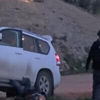 אבו אל קיעאן שוכב מחוץ לרכב, תיעוד ממצלמת הוידאו של השוטר ל"מ