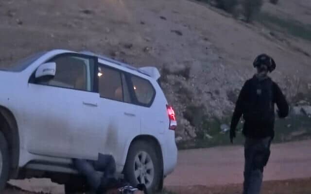אבו אל קיעאן שוכב מחוץ לרכב, תיעוד ממצלמת הוידאו של השוטר ל&quot;מ