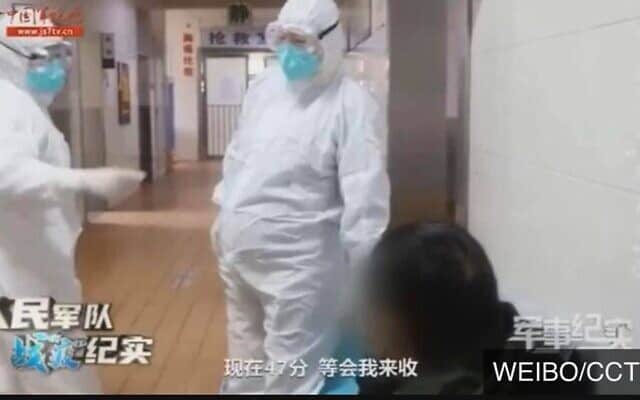צילום מסך מתוך סרטון שפורסם הסיני, ובו אחות אמיצה בהריון מטפלת בחולים שנדבקו בנגיף הקורונה