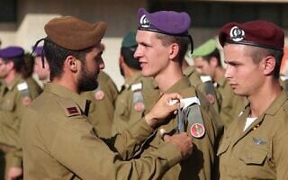 טקס סיום קורס קצינים. (צילום: צילום: דובר צה"ל.) טקס סיום קורס קצינים. (צילום: צילום: דובר צה"ל.)
