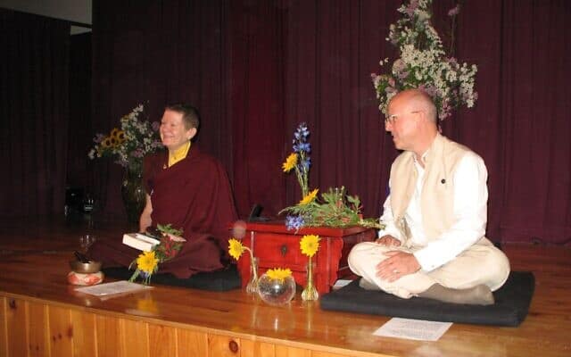 פמה צ&#039;ודרון, לשעבר דיירדרה בלומפילד-בראון, משמאל, עם נשיא הארגון הבודהיסטי &quot;שמבהאלה&quot;, ריצ&#039;רד ריך, מאי 2007 (צילום: CC SA-BY-2.0/cello8)