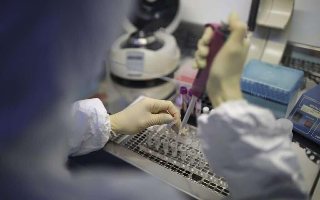 בדיקות קורונה במעבדה ברוסיה (צילום: AP)