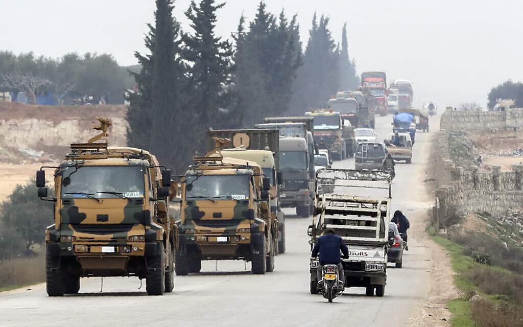 שיירה של צבא טורקיה במזרח אידליב, 28 בפברואר 2020 (צילום: AP)