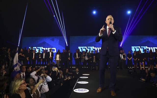 גנץ בכינוס של כחול לבן בתל אביב, אמש (צילום: Oded Balilty, AP)