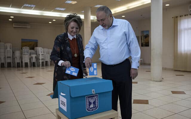 אביגדור ליברמן ואשתו אלה מצביעים בבחירות (צילום: Tsafrir Abayov, AP)