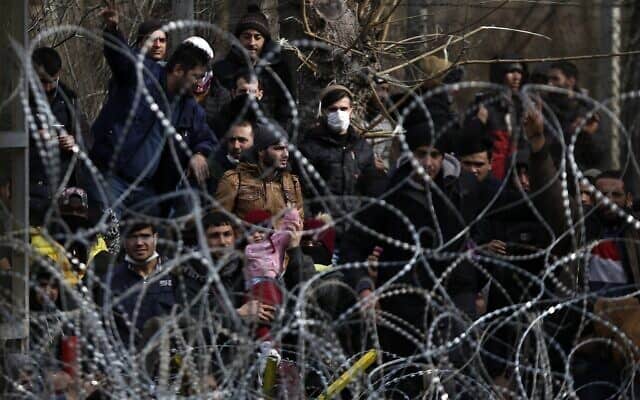 אזרחים ליד הגבול במחוז אידליב (צילום: (AP Photo/Giannis Papanikos))