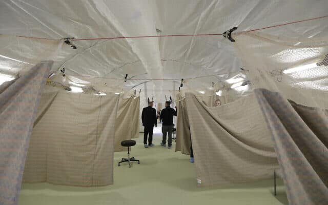 אוהל לאבחון נשאי קורונה מחוץ לבית חולים ביוטה, ארצות הברית (צילום: AP Photo/Rick Bowmer)