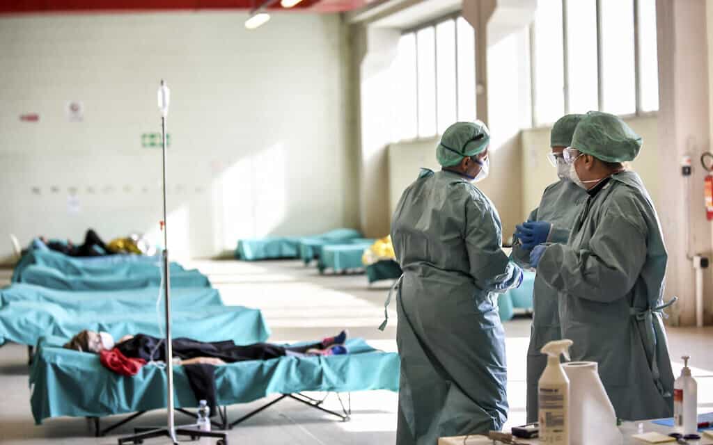 בית חולים באיטליה: הכנות לקליטת חולי קורונה (צילום: Claudio Furlan/LaPresse via AP)