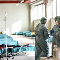 בית חולים באיטליה: הכנות לקליטת חולי קורונה (צילום: Claudio Furlan/LaPresse via AP)