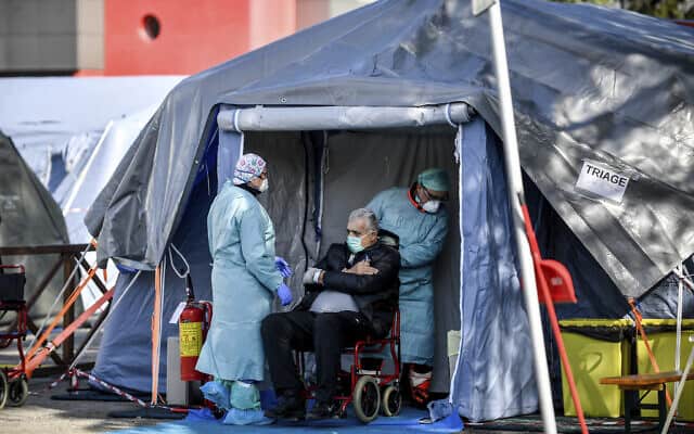 התפרצות הקורונה באיטליה: טיפול בחולים מבוגרים מתבצע באוהלים מבודדים מיוחדים (צילום: Claudio Furlan/LaPresse via AP)