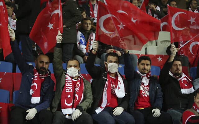 משבר הקורונה: אוהדי כדורגל מטורקיה, מרץ 2020 (צילום: AP Photo)