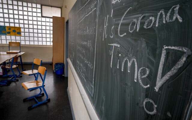 הכיתוב &quot;זמן קורונה&quot; בכתה ריקה בבית ספר בפרנקפורט (צילום: AP Photo/Michael Probst)