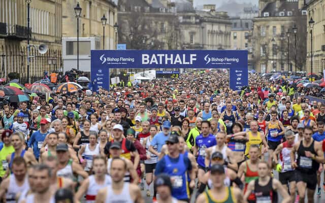 מרתון בת' ב-15 במרץ התקיים כסדרו, למרות מגפת הקורונה. אלפי אצנים השתתפו בו (צילום: Ben Birchall/PA via AP)