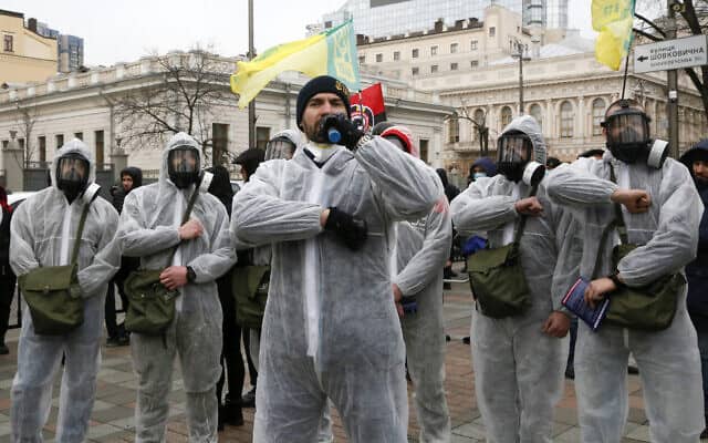 הפגנה נגד האופן שבו המחוקקים באוקראינה מטפלים במשבר הקורונה, מרץ 2020 (צילום: AP Photo/Efrem Lukatsky)