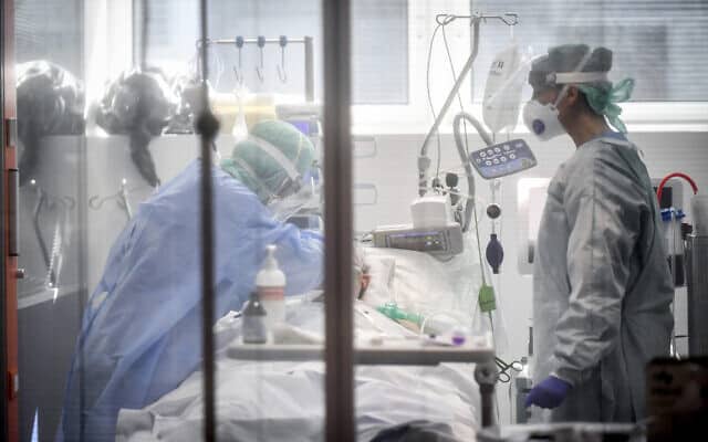 רופאים ביחידה לטיפול נמרץ בבית החולים ברשיה, איטליה. במרץ 2020 (צילום: Claudio Furlan/LaPresse via AP)