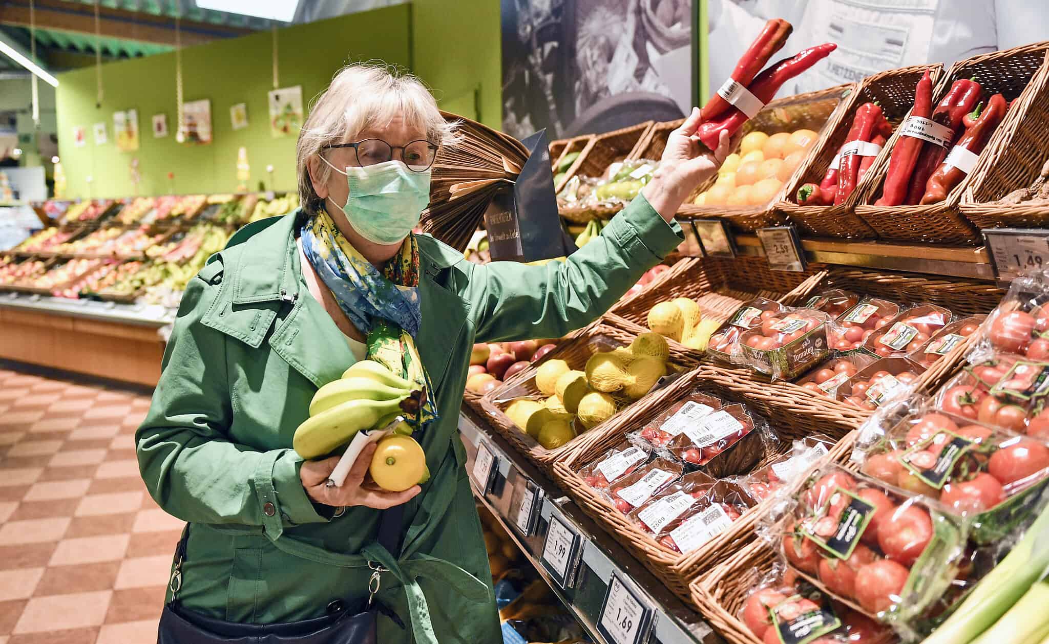 משבר הקורונה: אישה מבוגרת מצטיידת במזון בגרמניה, מרץ 2020 (צילום: AP Photo/Martin Meissner)
