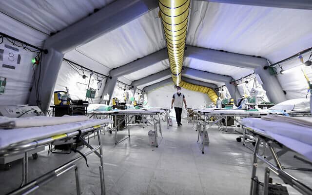 היחידה לטיפול נמרץ בבית חולים שדה לשעת חירום שהוקם מחוץ לבית החולים בקרמונה, צפון איטליה, 20 במרץ 2020 (צילום: קלאודיו פורלאן/LaPresse באמצעות AP)