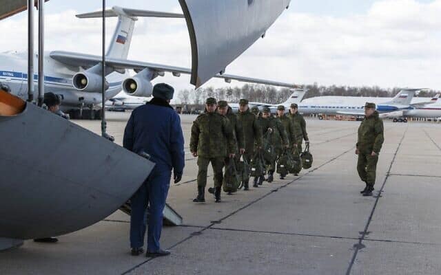 אנשי רפואה רוסים עולים על מטוס בדרכו לסייע לאיטליה במאמצים לטיפול בנפגעי קורונה (צילום: (Alexei Yereshko, Russian Defense Ministry Press Service via AP))