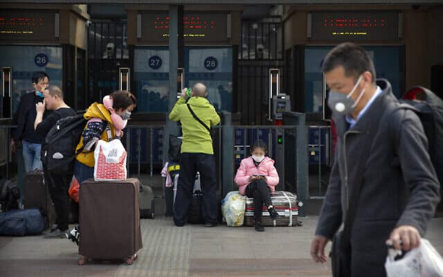 משבר הקורונה: תחנת רכבת בסין, 25 במרץ 2020 (צילום: AP Photo/Mark Schiefelbein)